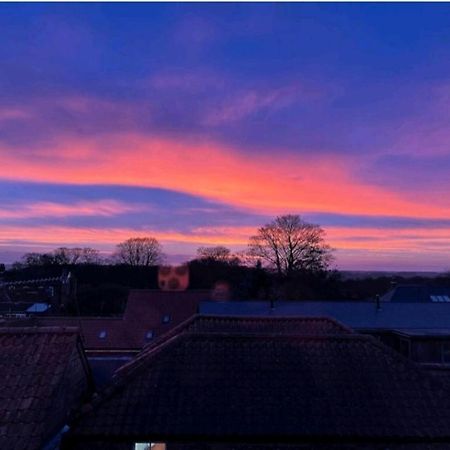 Sunset View, 2 Bedrooms In The Heart Of Holt With Parking Екстер'єр фото