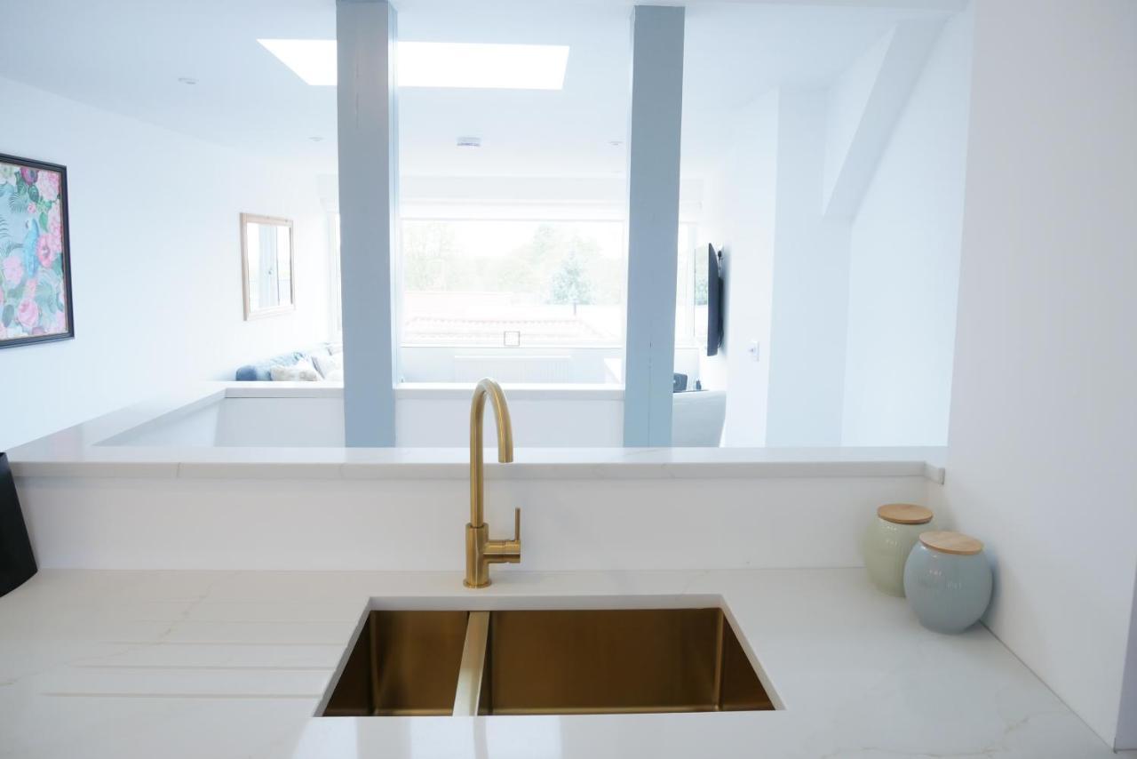 Sunset View, 2 Bedrooms In The Heart Of Holt With Parking Екстер'єр фото