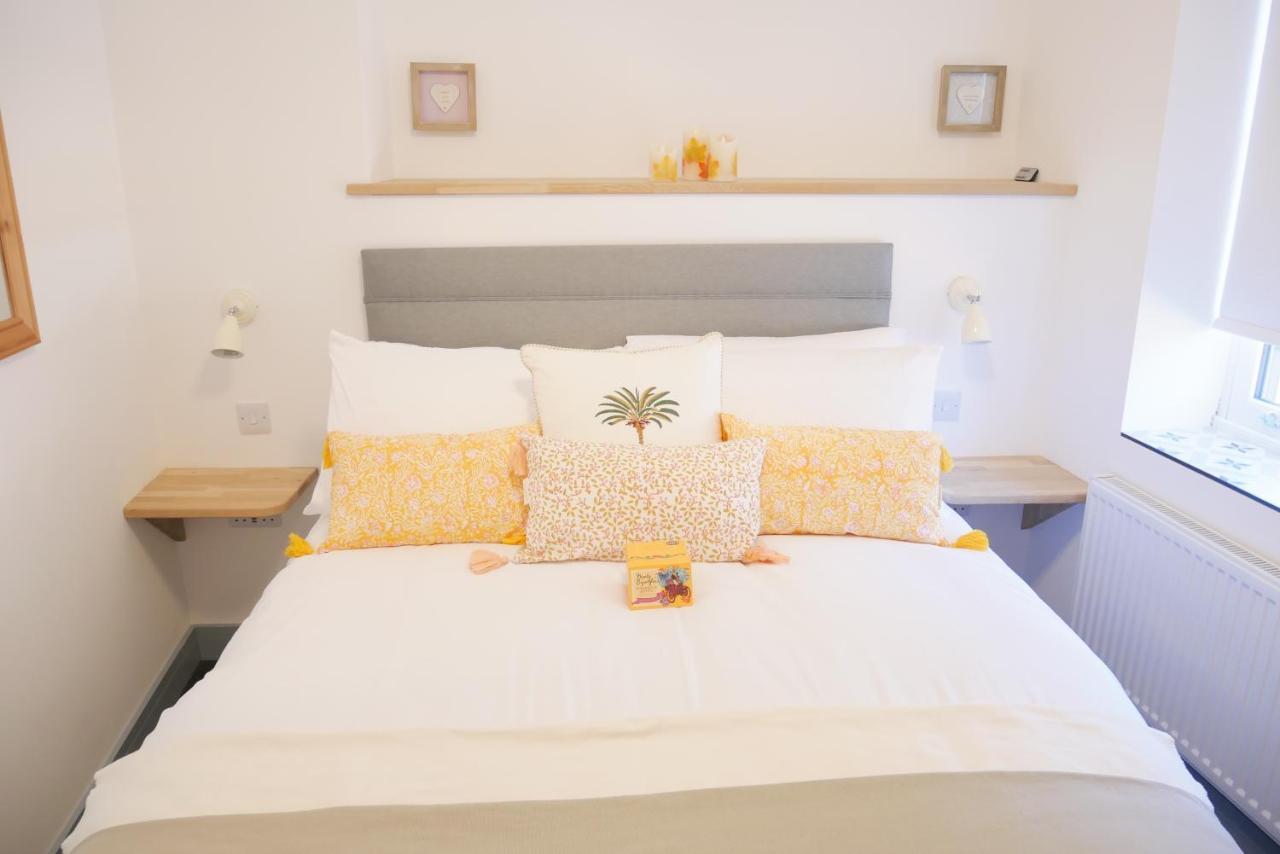 Sunset View, 2 Bedrooms In The Heart Of Holt With Parking Екстер'єр фото