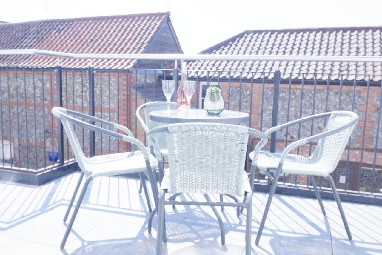 Sunset View, 2 Bedrooms In The Heart Of Holt With Parking Екстер'єр фото